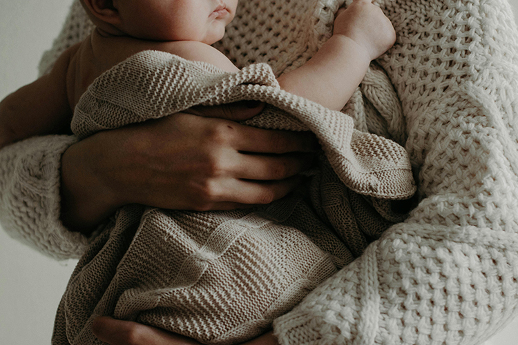 Po porodu mohou ženu trápit jizvy způsobené vnitřním šitím.