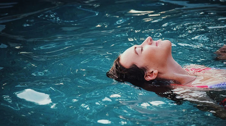 Plavání během menstruace je doporučováno kvůli celkovému uvolnění těla.