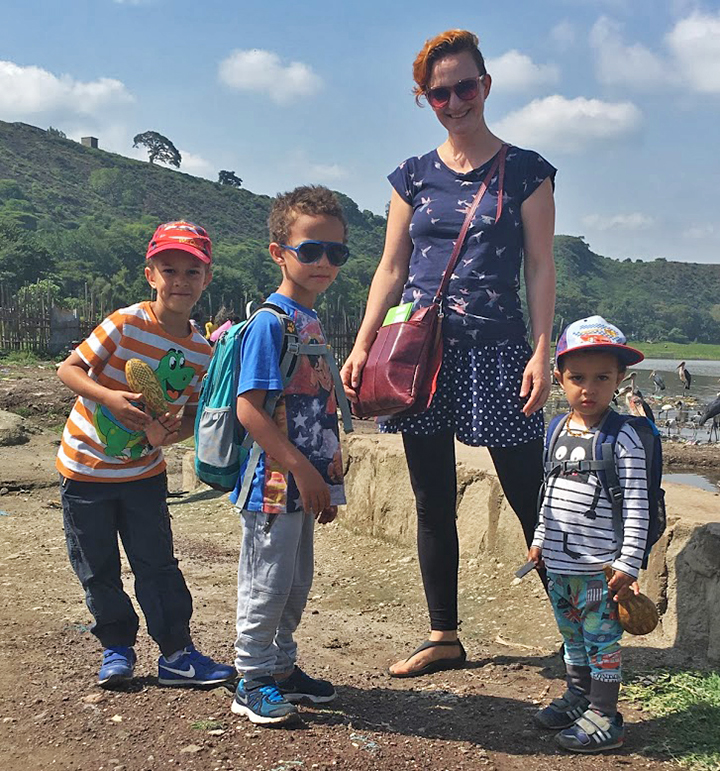 Petra se svými dětmi u jezera v Etiopii.