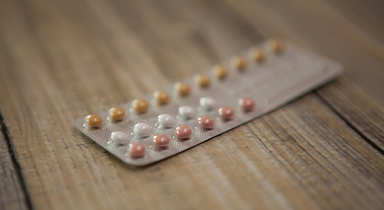Vaginální suchost může být vyvolána užíváním hormonální antikoncepce.
