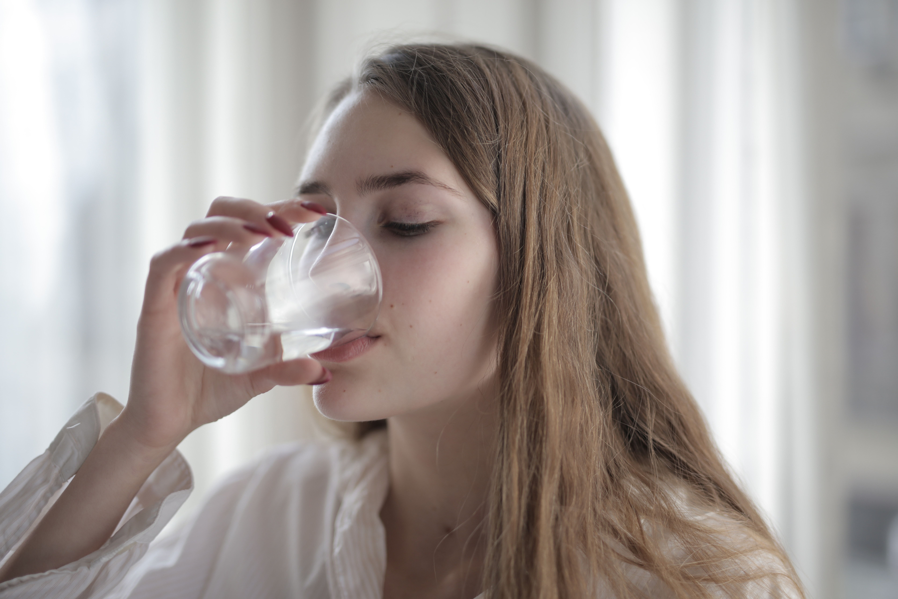 Cestovní zácpa a estrogenový reflux: Jak zpomalené trávení na dovolené ovlivňuje menstruaci