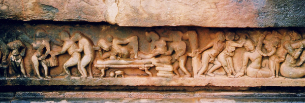 Chrám Tripurantaka v Indii jehož stěny jsou zdobeny erotickými výjevy.