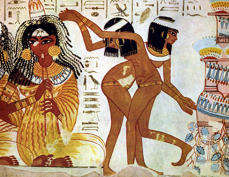 Ženy ve starověkém Egyptě si svá ňadra nezakrývaly a tanečnice chodily nahé úplně, což dokládají i mnohé fresky.