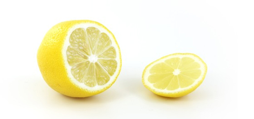 Namočte menstruační kalíšek na hodinu do šťávy z citronu nebo jej pouze citronovou šťávou potřete.